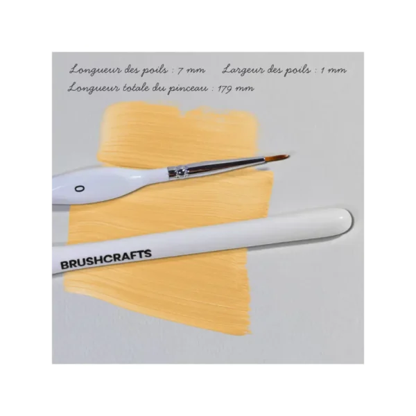 Pinceau de précision taille 0 BrushCrafts, trait de peinture jaune tracé sur toile